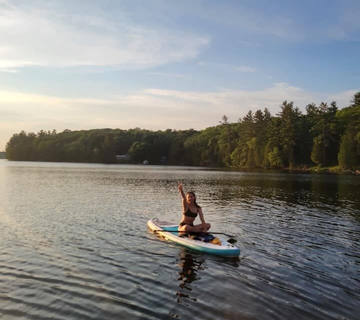 Glissez sur les eaux du Lac Meech : la location de paddle board à Chelsea