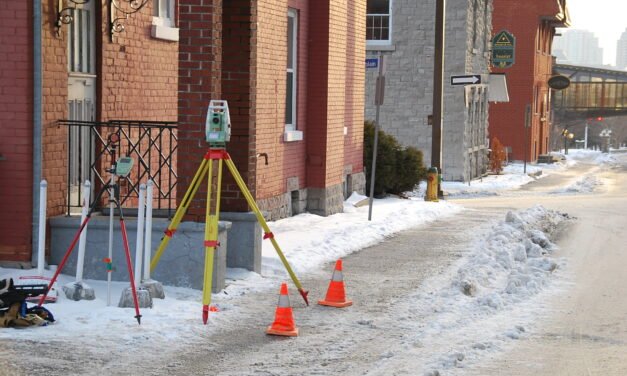 La description technique d’un arpenteur-géomètre à Gatineau : comprendre les étapes et les normes